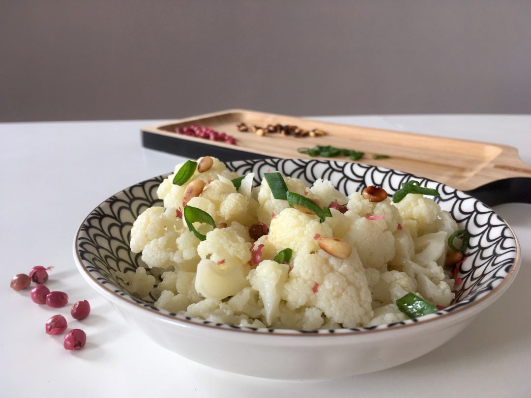 Salade de chou fleur vinaigrette citron pignons de pin et baie rose