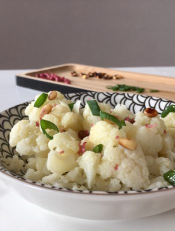 Salade de chou fleur vinaigrette citron pignons de pin et baie rose