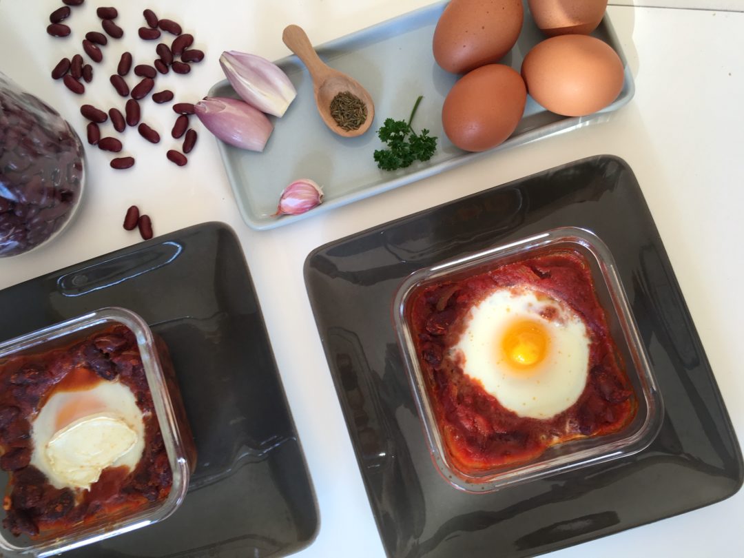 Haricots rouges à la tomate et oeufs pochés