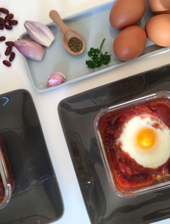 Haricots rouges à la tomate et oeufs pochés