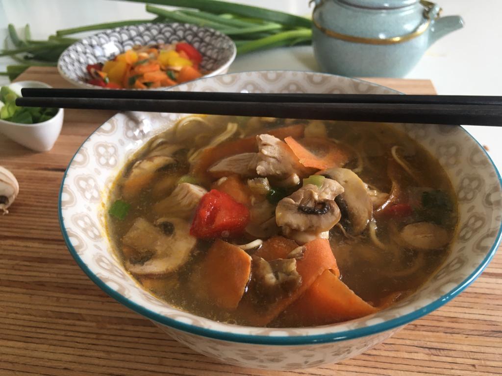 Soupe asiatique de poulet aux noodles