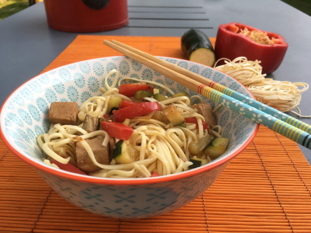 Noodles aux légumes sautés et tofu mariné