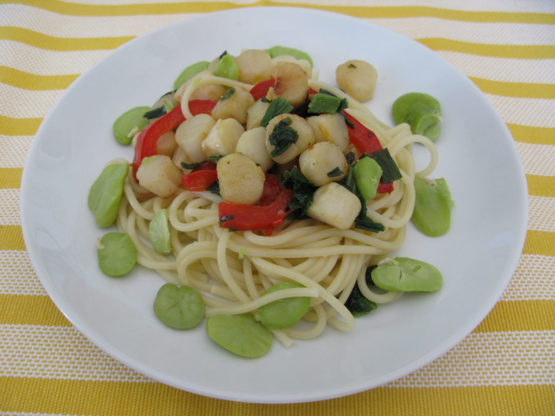Spaghetti aux pétoncles, légumes et fèves