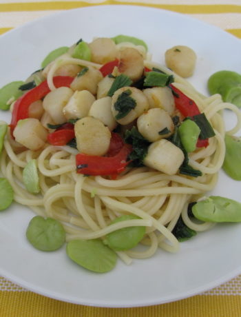 Spaghetti aux pétoncles, légumes et fèves