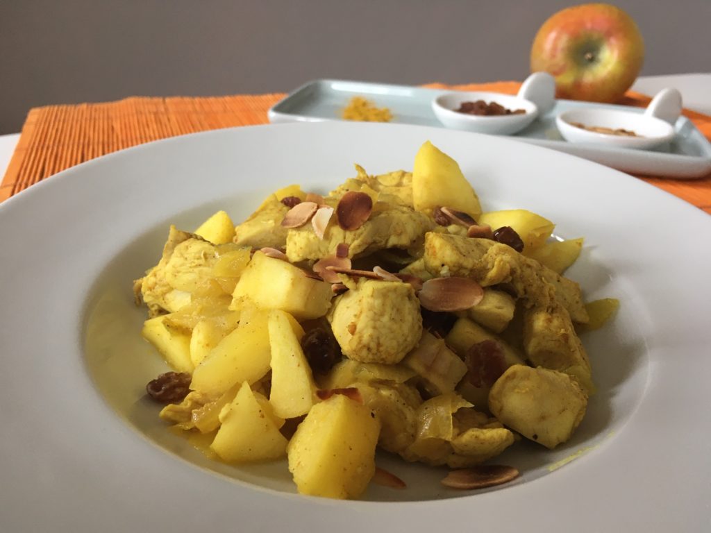 Curry de poulet aux amandes, pommes et raisins