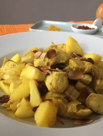 Curry de poulet aux amandes, pommes et raisins