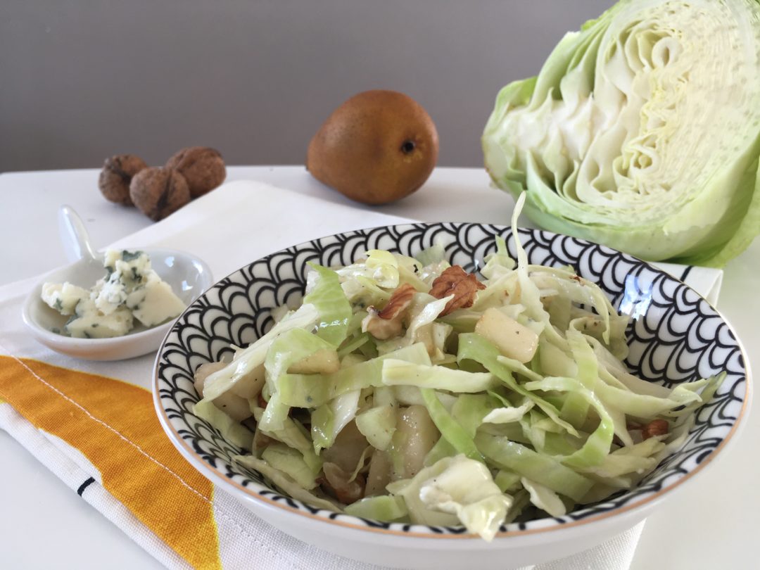 Salade de chou blanc, poire, noix et roquefort