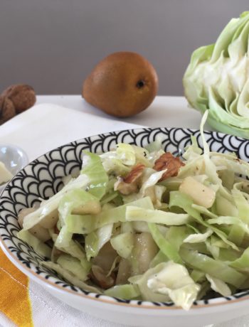 Salade de chou blanc, poire, noix et roquefort