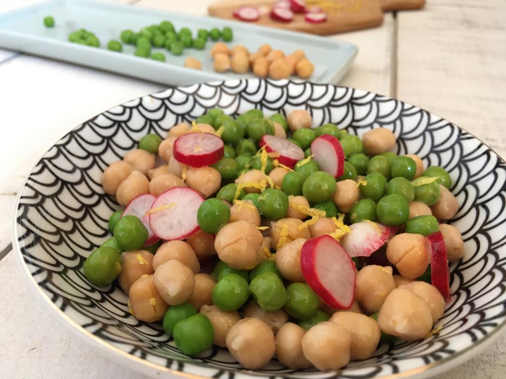 Salade arlequin de petits pois, pois chiches et radis