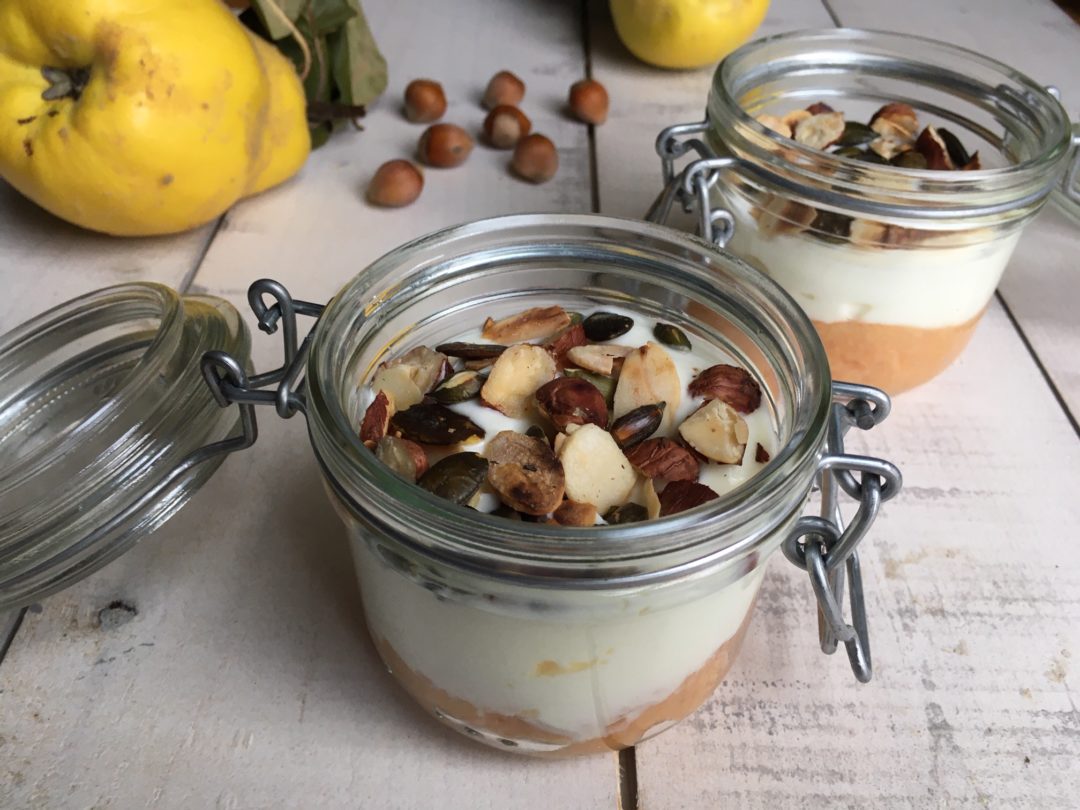 compotée de coing, fromage blanc et fruits secs torréfiés