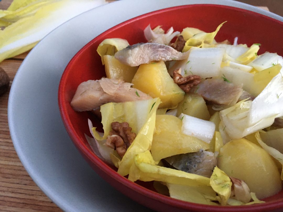 Salade d'endives, pomme, hareng et noix