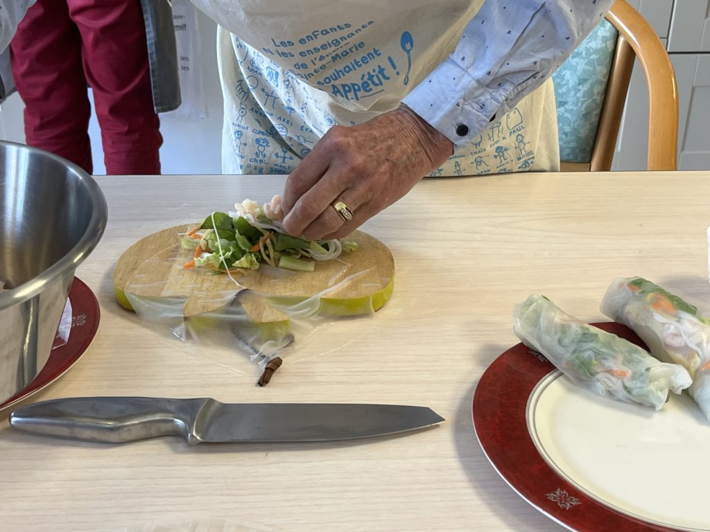 Atelier "rouleau de printemps" avec des seniors