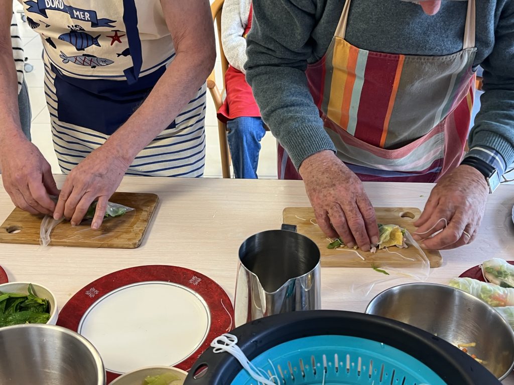 Atelier "rouleau de printemps" avec des seniors